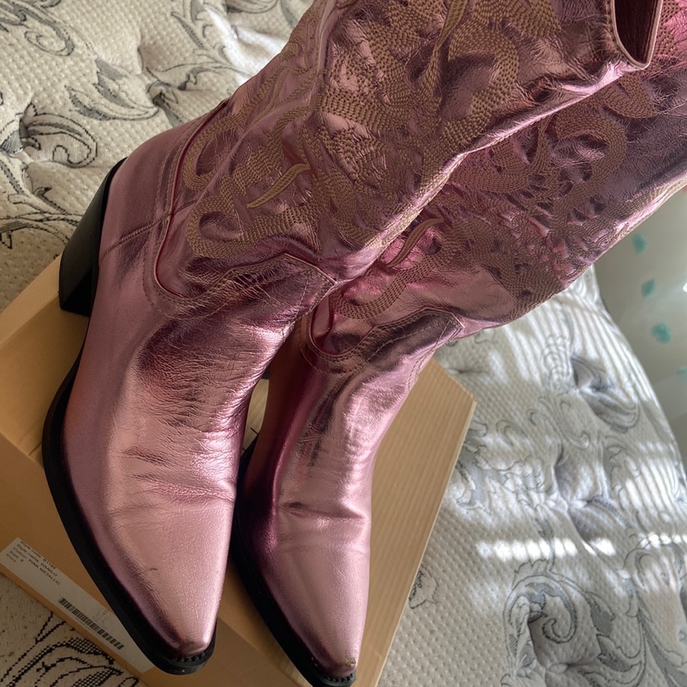 Pink Metallic Used Cowboy boots. Super stylish.